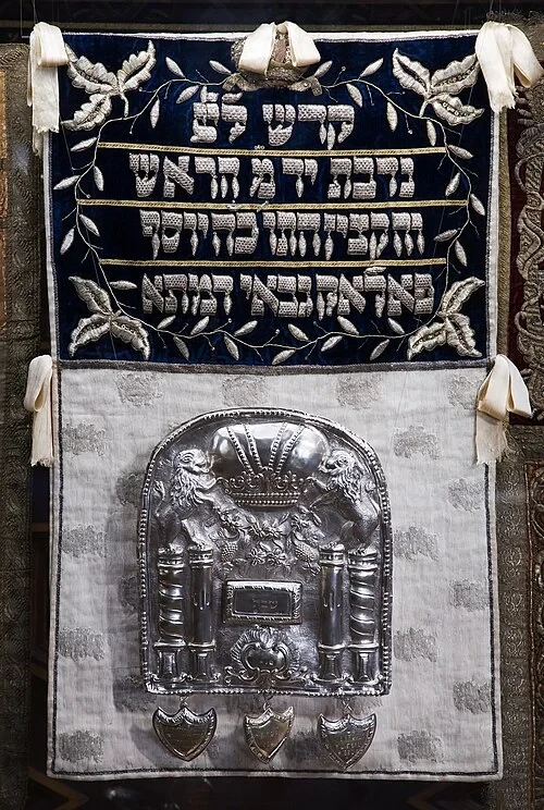 The Velvet Torah Mantle — Španělská synagoga audio guide stop