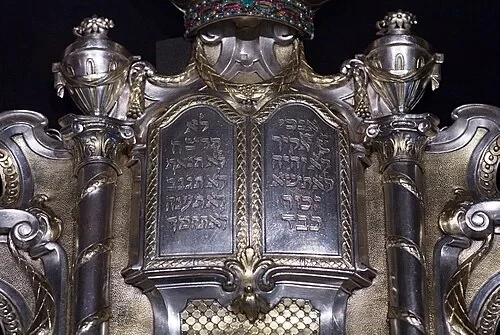 Silver Torah Shield — Španělská synagoga audio guide stop