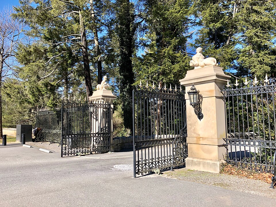 بوابات القصر (The Mansion Gates)