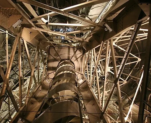 Le Cadre de Fer d'Eiffel — Statue de la Liberté