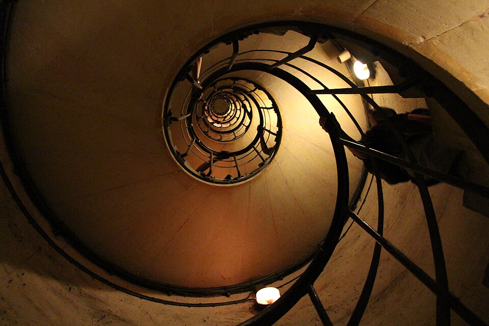 L'escalier en colimaçon — Arc de Triomphe de l'Étoile