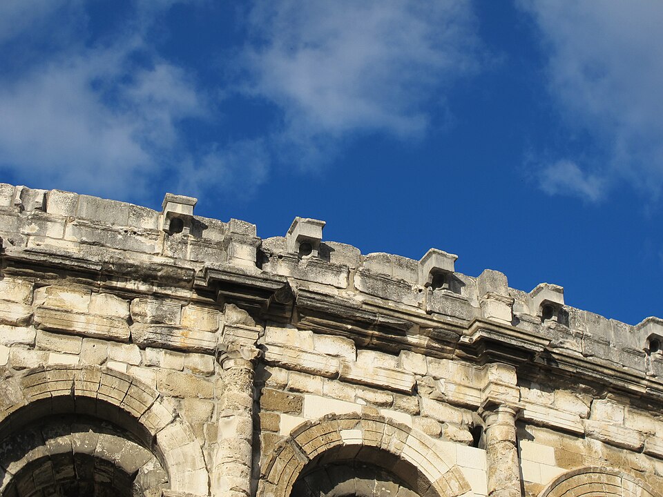 Les consoles du velum — Amphitheater of Nîmes
