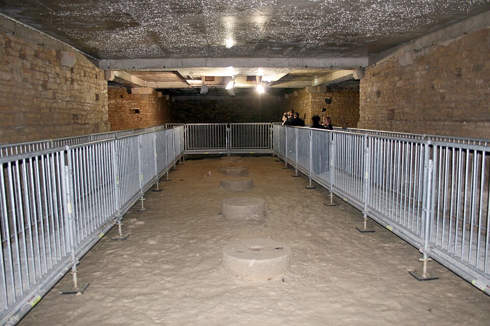 La salle cruciforme souterraine — Amphitheater of Nîmes