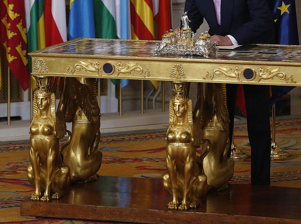 Mesa de las Esfinges — Palacio Real de Madrid