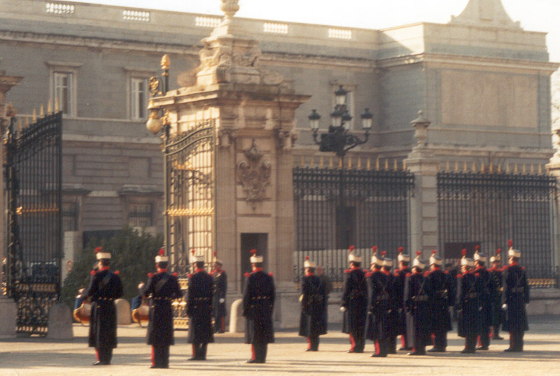 Relève de la garde royale au Palais royal de Madrid