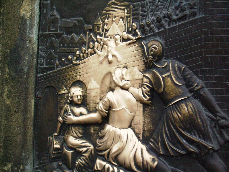 Les bas-reliefs en bronze — Charles Bridge