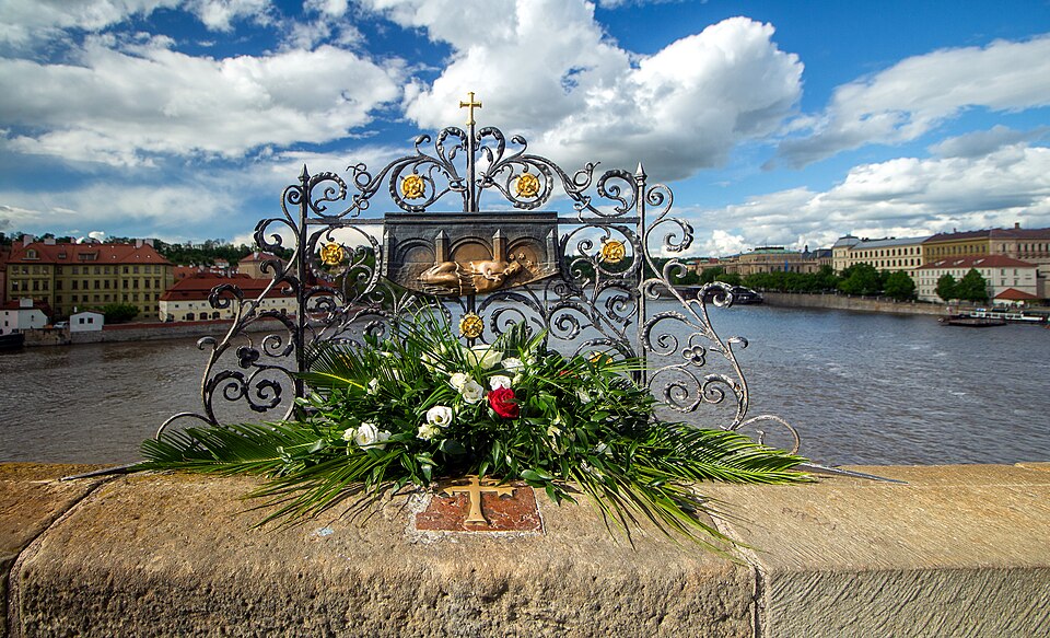 Croix de Jean Népomucène sur le pont Charles — Charles Bridge