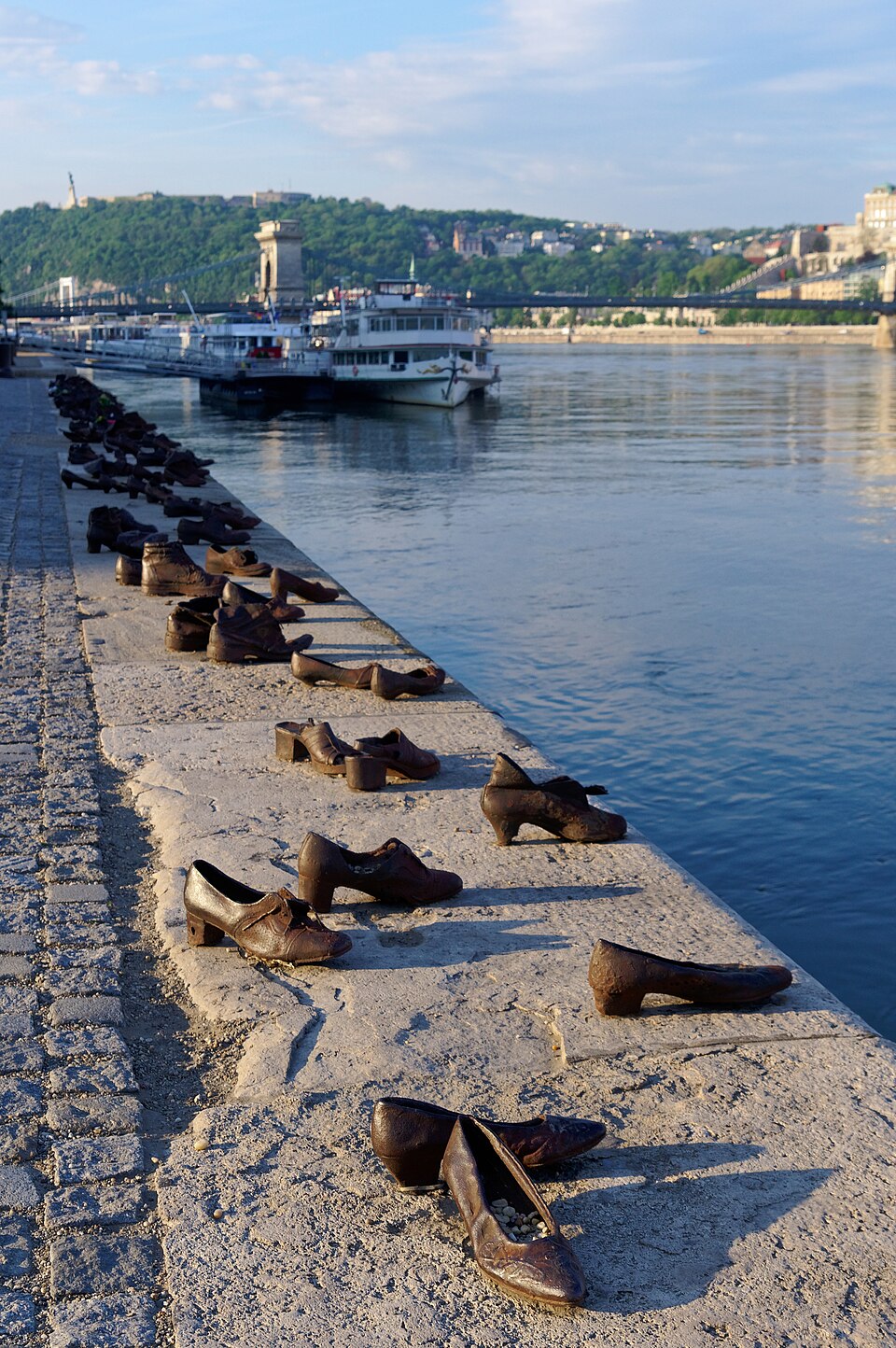 Héritage sur le Danube — Cipők a Duna-parton