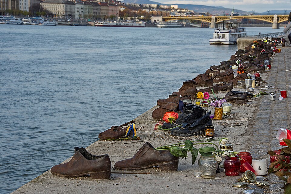 Offrandes de mémoire — Cipők a Duna-parton