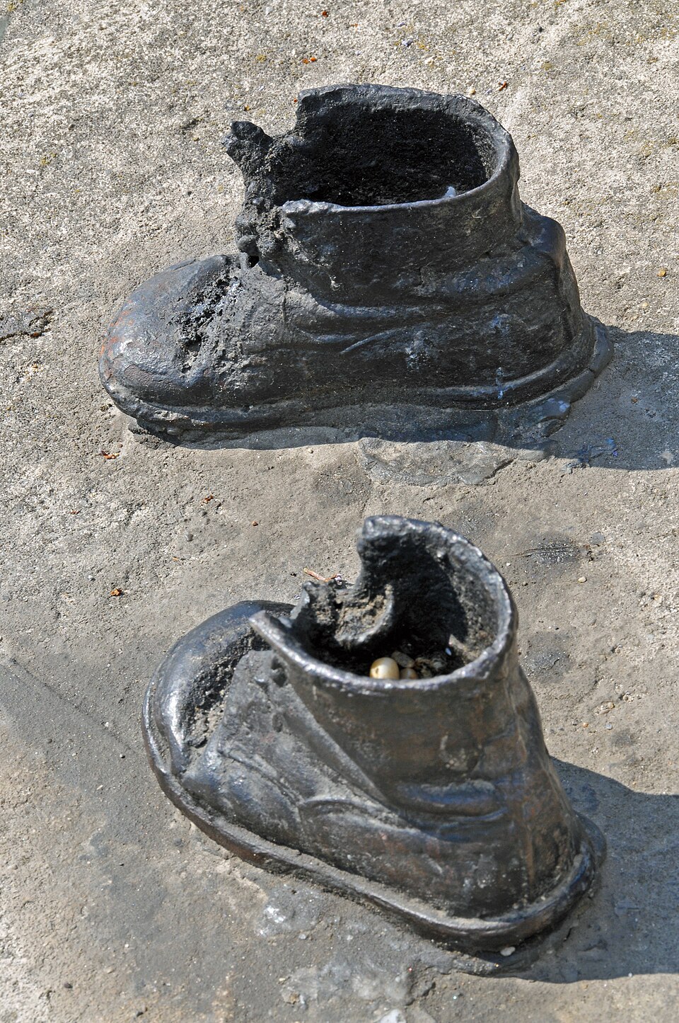 Les petites bottines d'un enfant — Cipők a Duna-parton