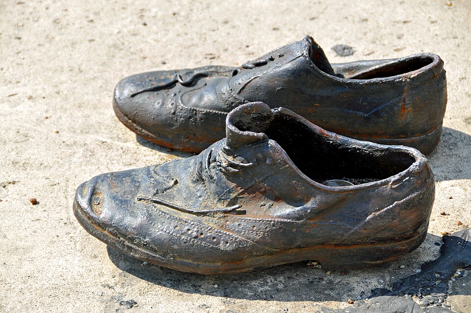 Les chaussures de ville d'un homme — Cipők a Duna-parton