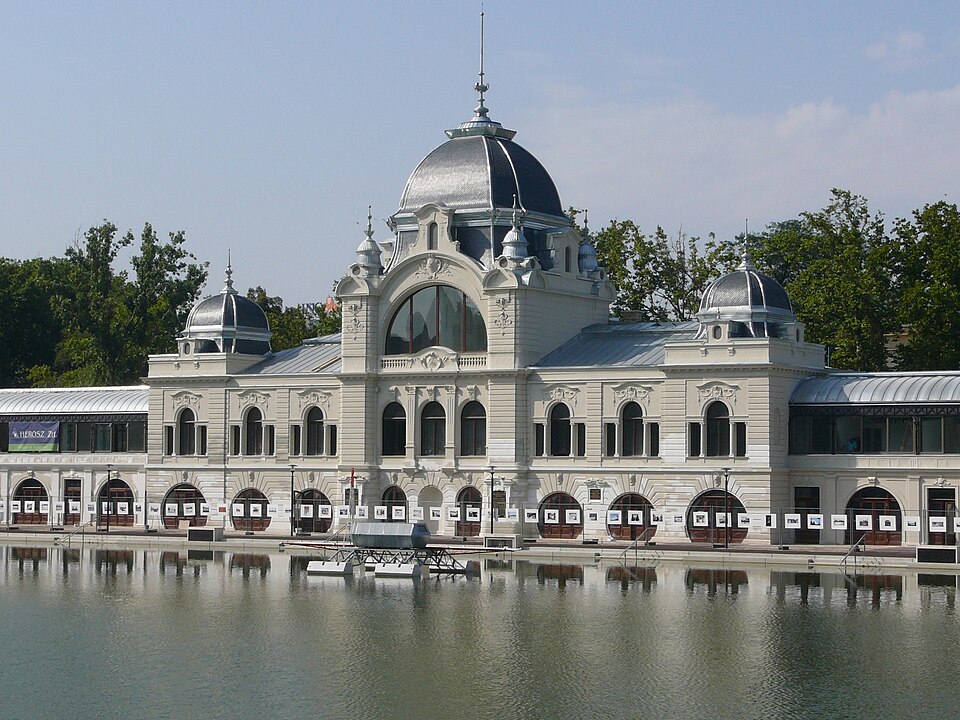 Patinoire du Városliget — Millenniumi emlékmű