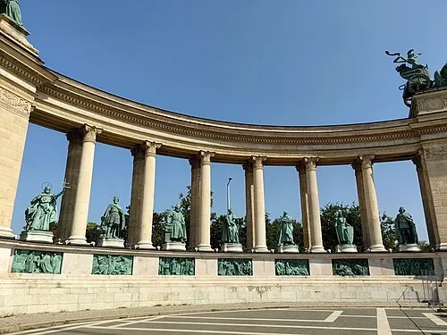 La colonnade gauche — Millenniumi emlékmű
