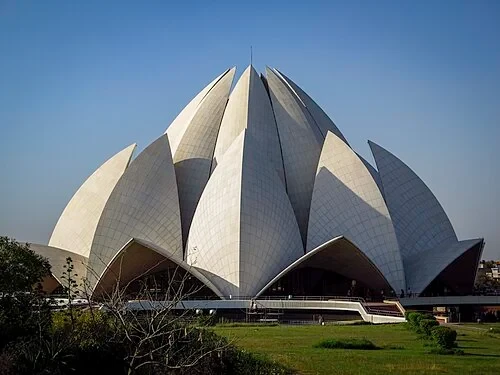 Une floraison de pierre — Lotus Temple