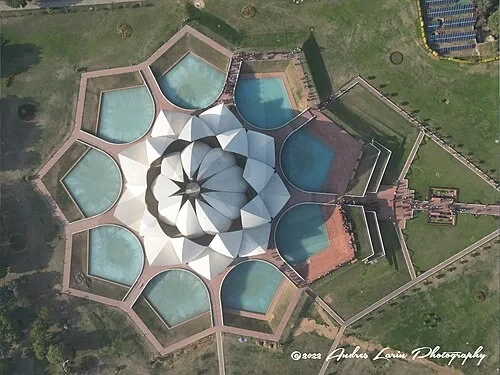 Le chiffre sacré neuf — Lotus Temple