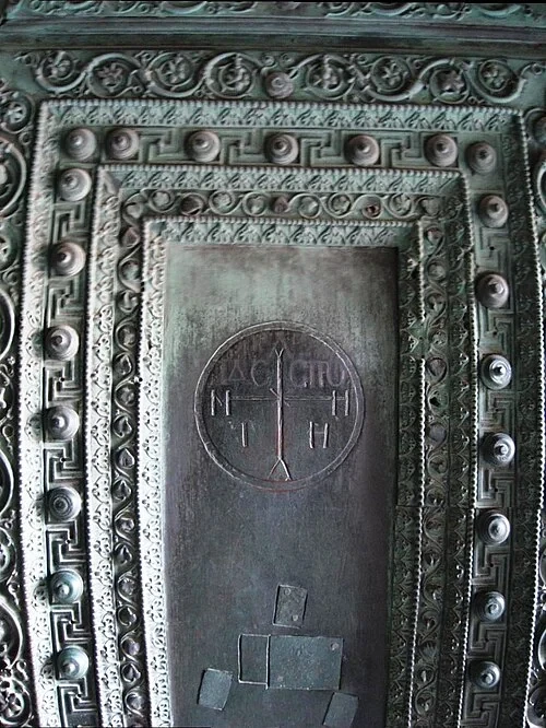 Les monogrammes en bronze