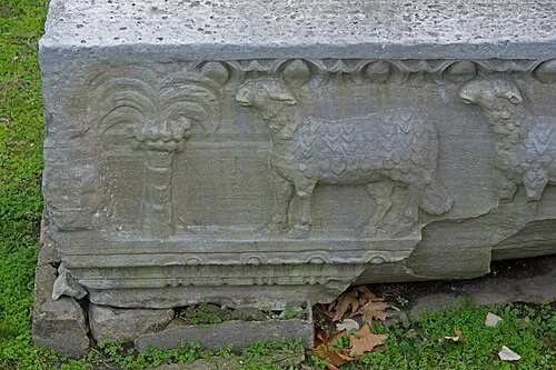 Les vestiges de la deuxième église