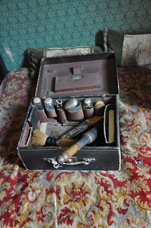 La mallette de voyage — Sherlock Holmes Museum
