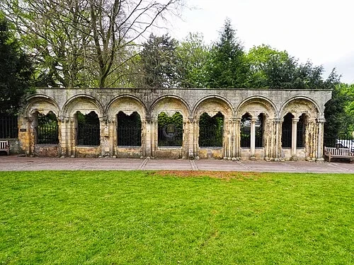 Les ruines du palais de l'archevêque — York Minster