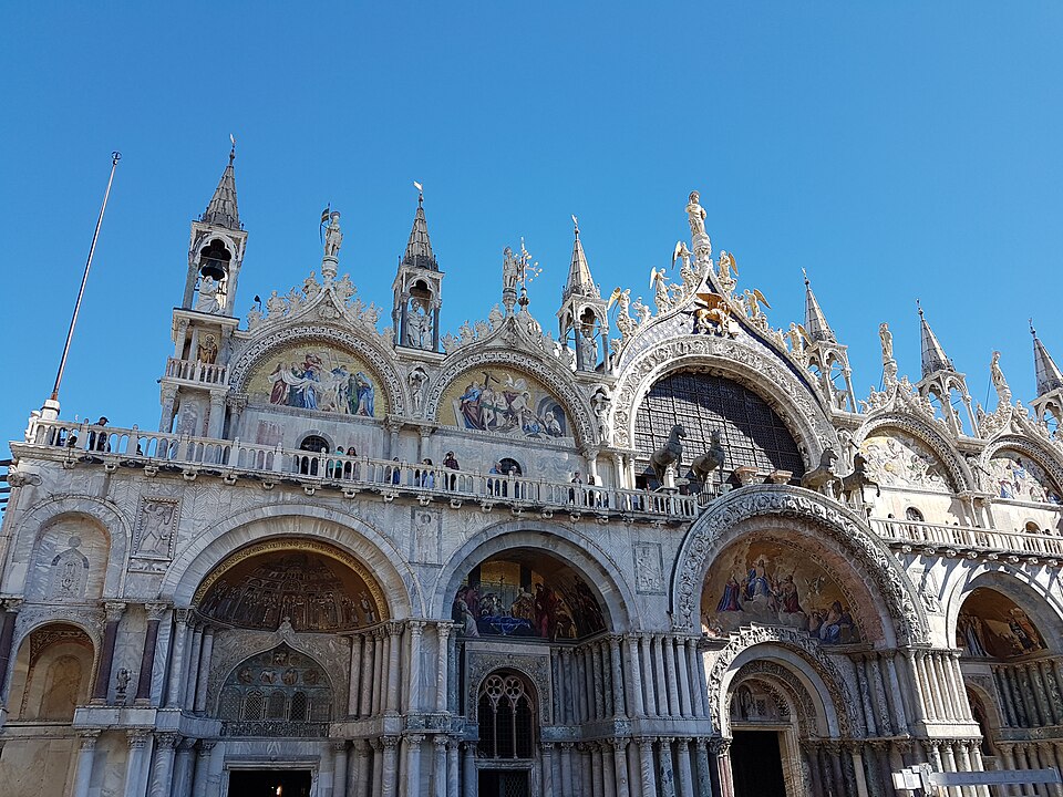 La façade de la basilique