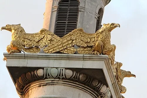 Les aigles impériaux dorés — Wiener Karlskirche