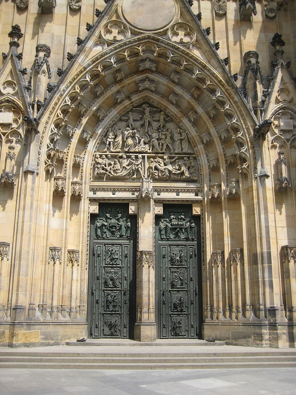 Las puertas de bronce del portal