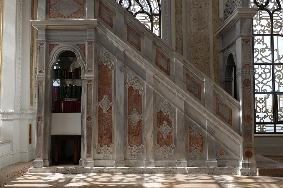 Le minbar en pierre — Ortaköy Camii