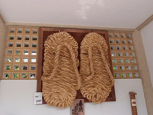 Les sandales de paille géantes — Kōtoku-in Temple