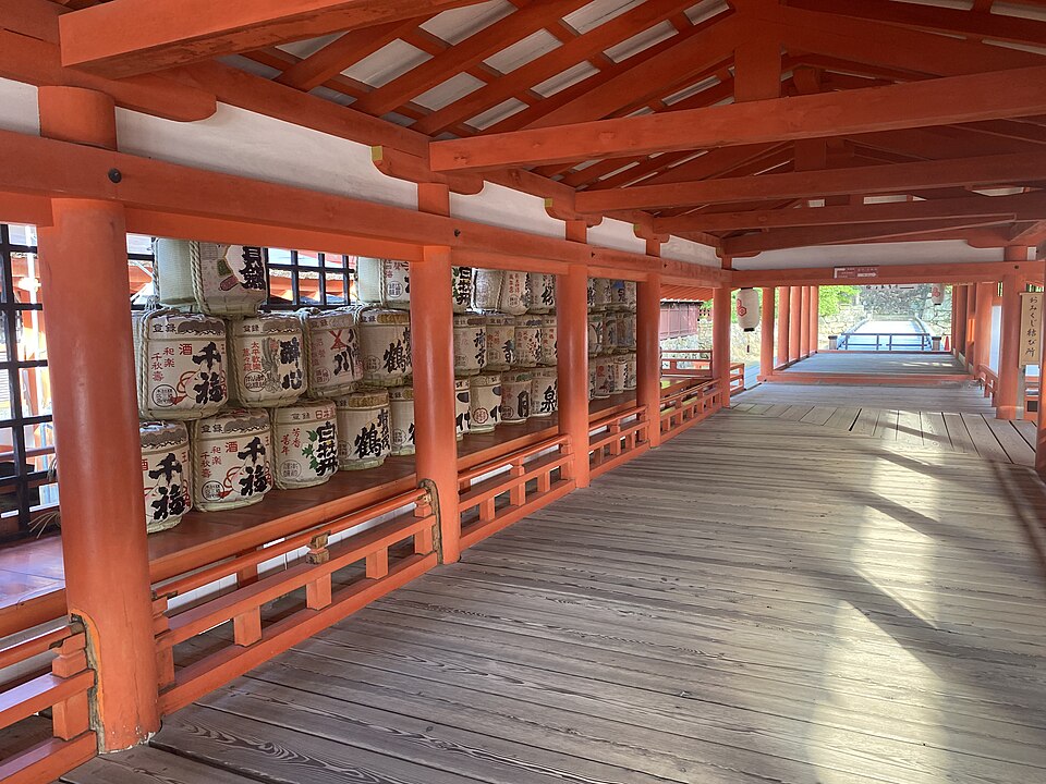 Offrandes de Saké — Itsukushima Shrine
