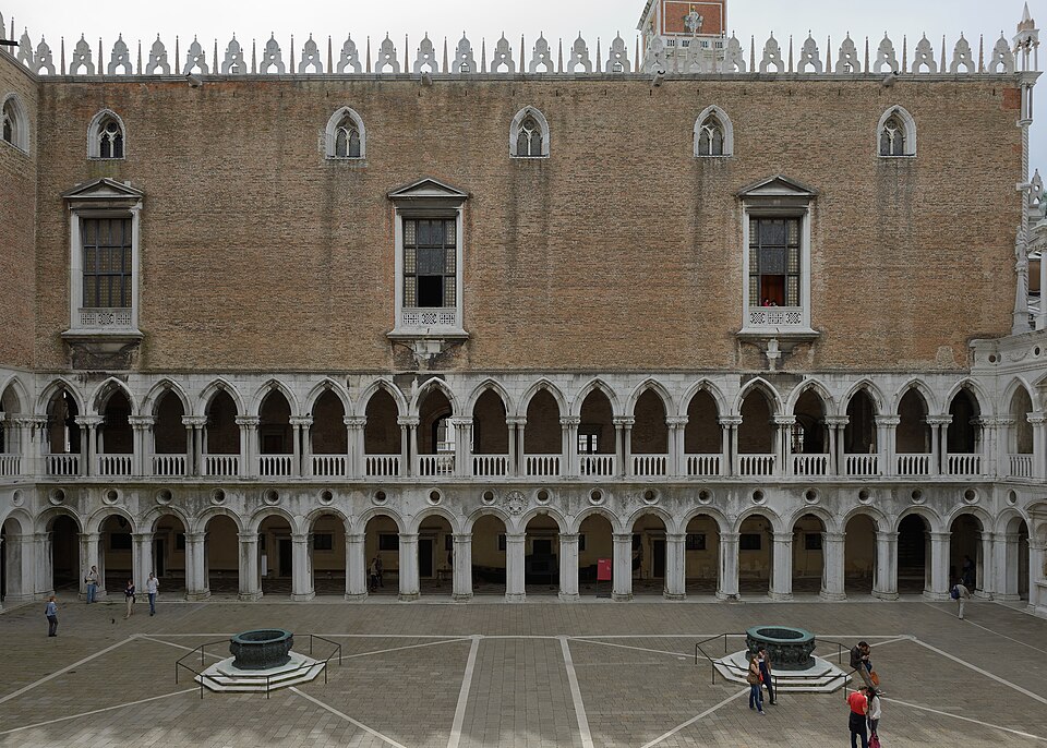 Die bronzenen Brunnen — Palazzo Ducale
