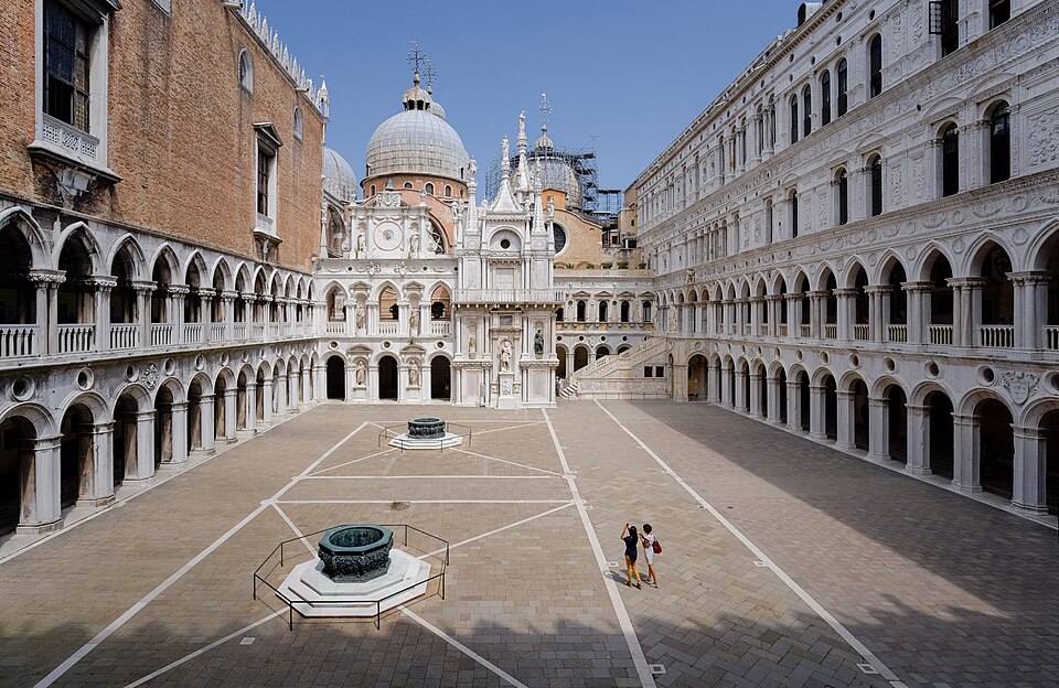 Der zentrale Innenhof — Palazzo Ducale