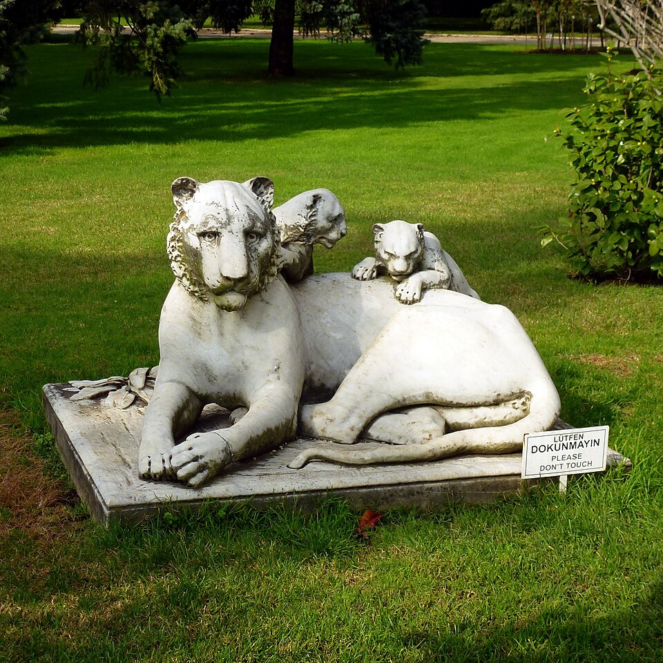 Statues de lions du palais de Dolmabahçe — Dolmabahçe Sarayı