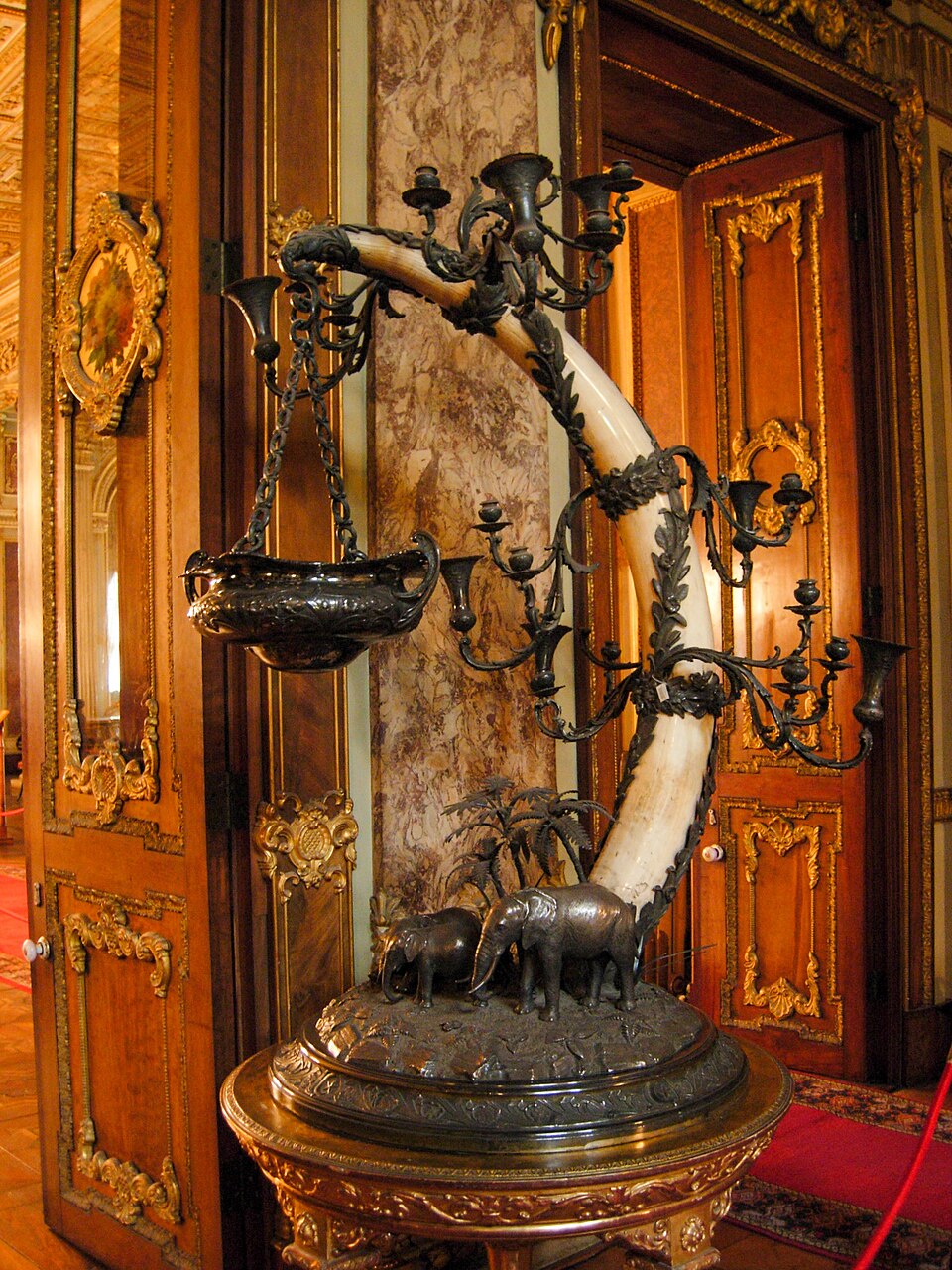 Le candélabre aux éléphants