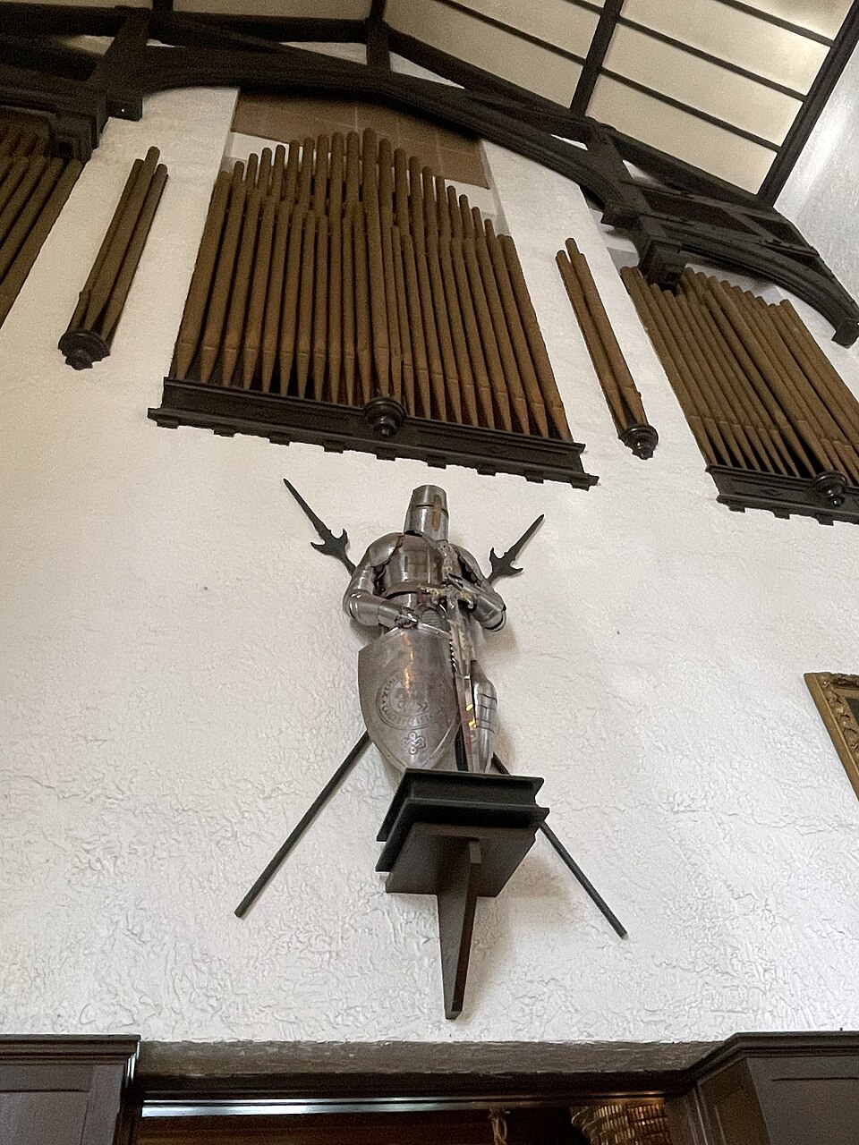 Armure et tuyaux d'orgue — Casa Loma