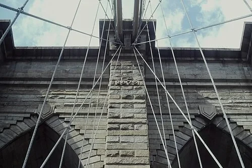 L'inscription de 1875 — Brooklyn Bridge