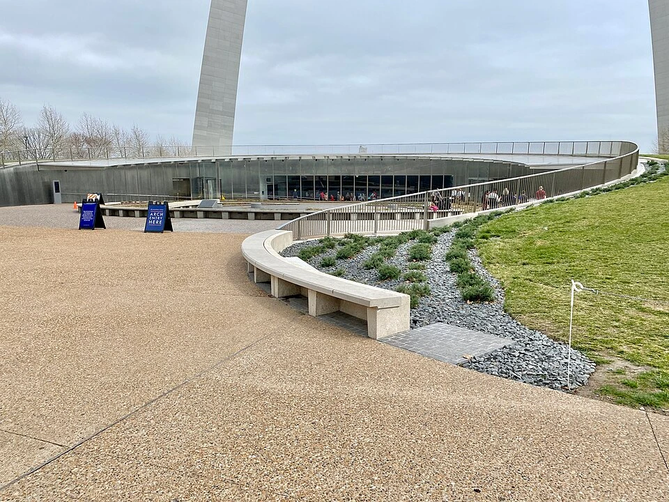 L'entrée moderne en verre — Gateway Arch