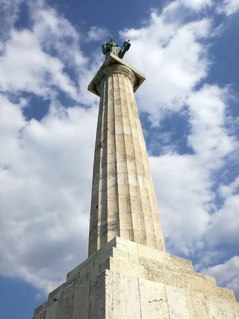 La colonne dorique — Pobednik