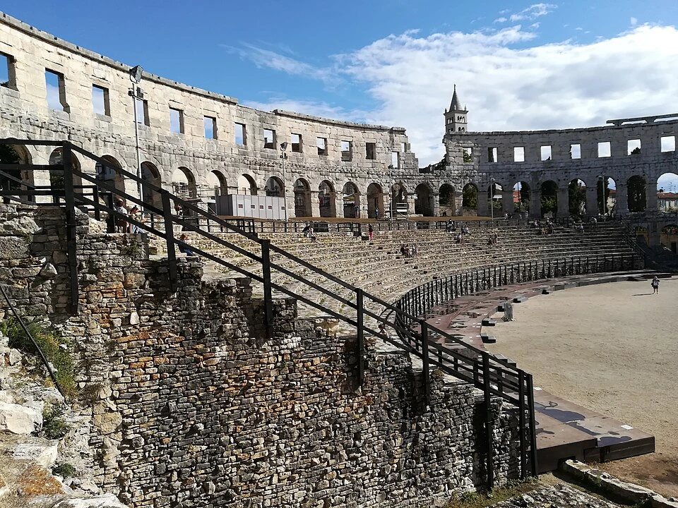 L'arène comme carrière de pierre — Pula Arena