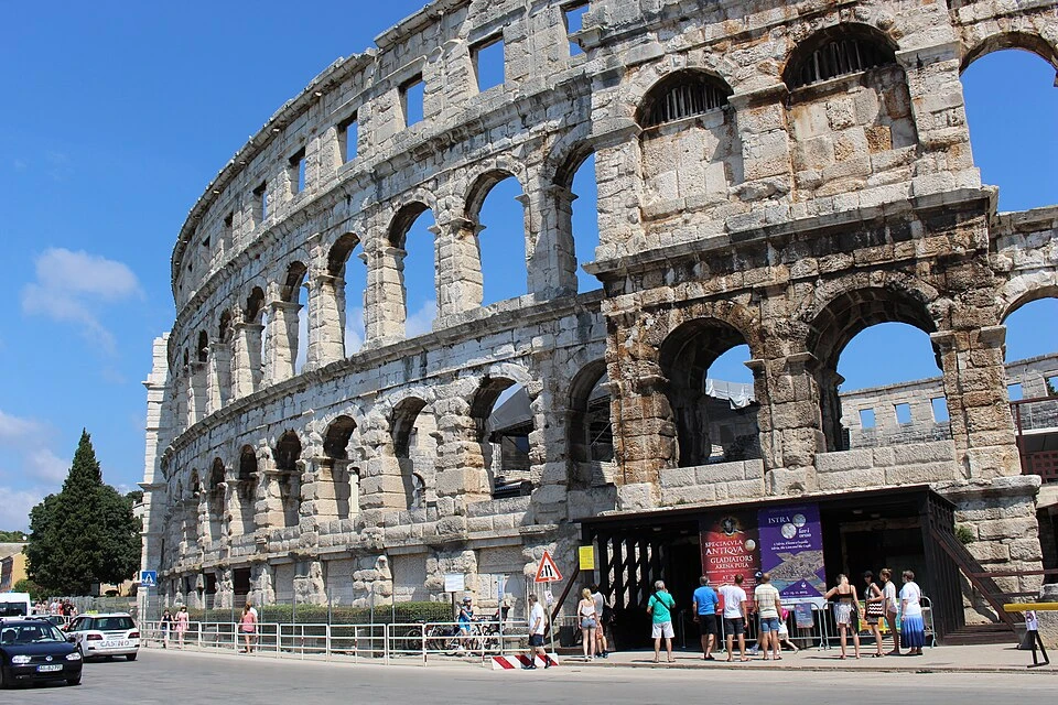 La porte sud — Pula Arena