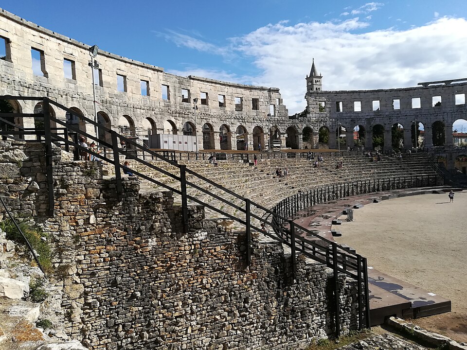 Les gradins sociaux — Pula Arena
