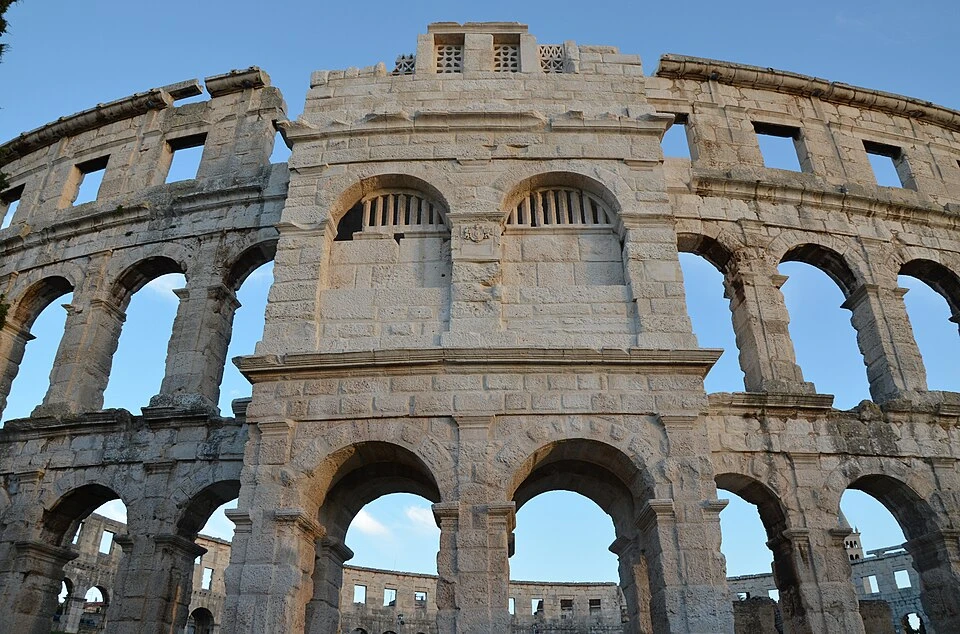 Les tours parfumées — Pula Arena