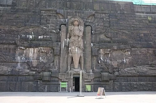 L'archange Michel et le relief de l'entrée — Völkerschlachtdenkmal