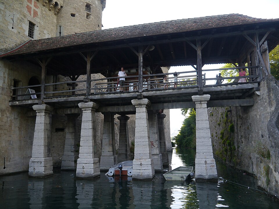 Les douves et le pont — Château de Chillon