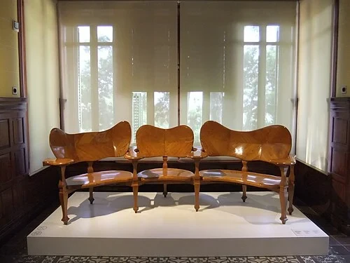 The Ergonomic Oak Bench