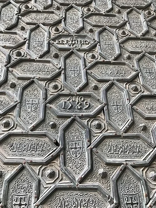Plaques de bronze décorées