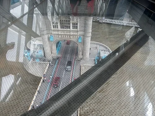 L'expérience du sol en verre — Tower Bridge