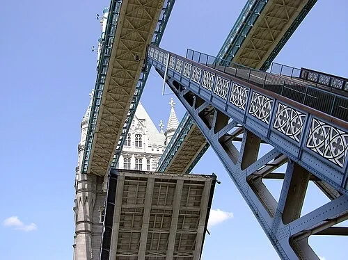 Les bascules de 1 070 tonnes — Tower Bridge