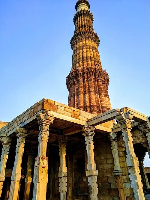 Les piliers du cloître — Qutb Minar