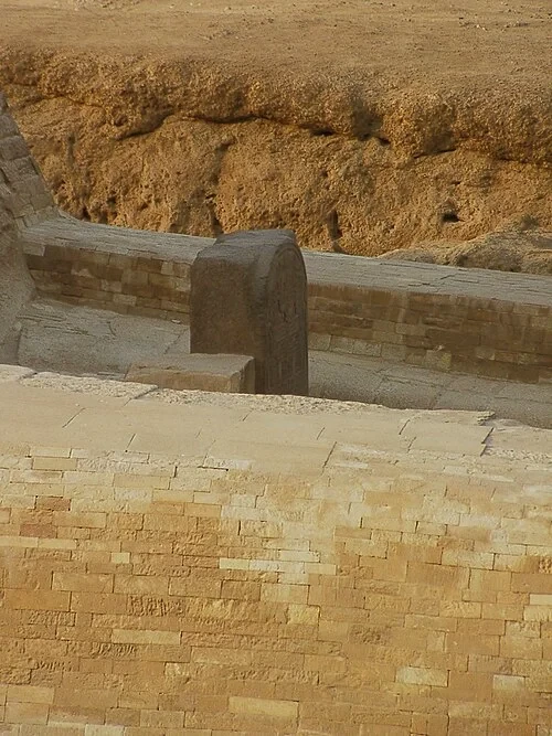La Stèle du Rêve — Giza pyramid complex