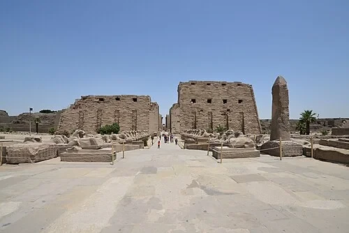Tribüne am Kai von Karnak